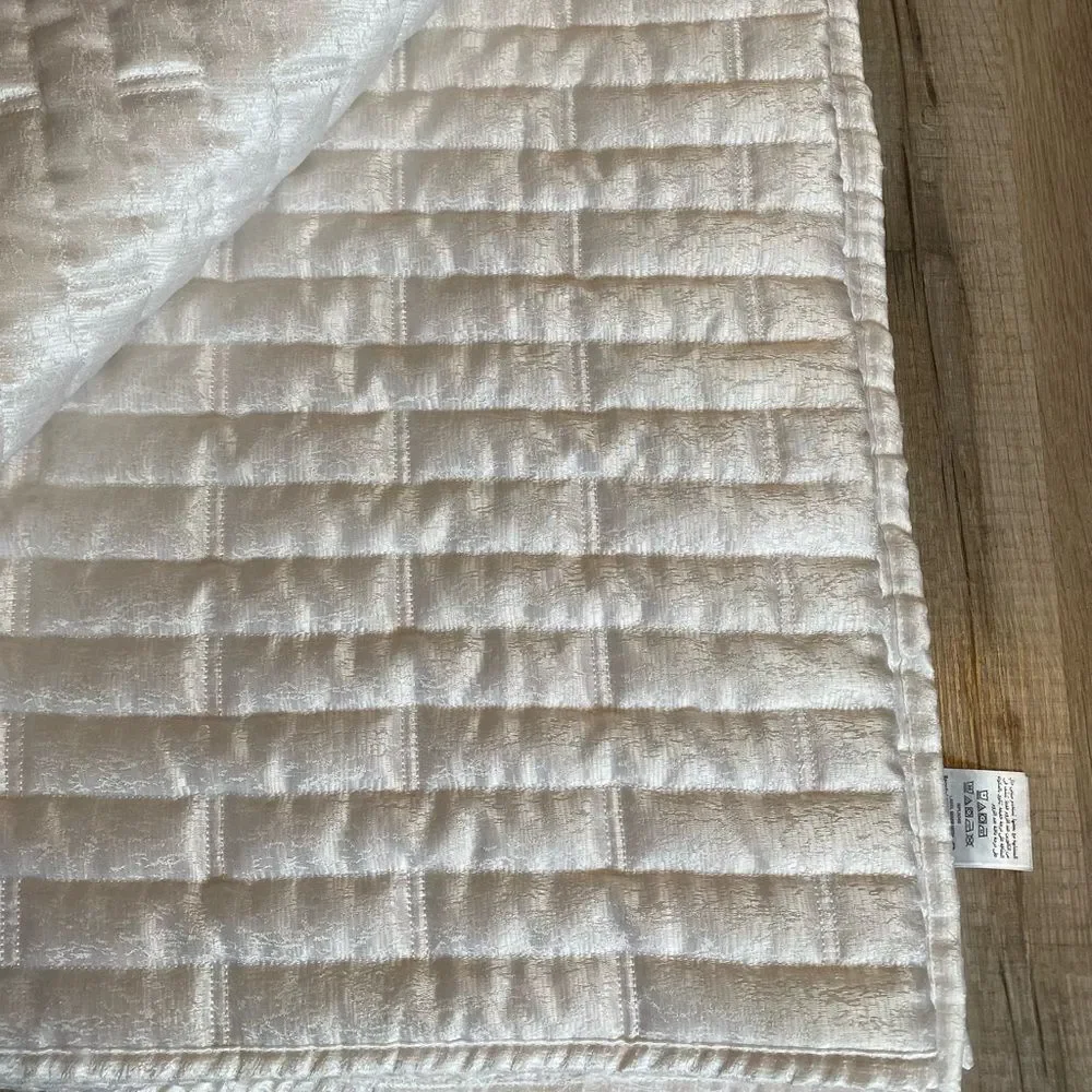 Hotel Collection Brick Blocked Design Shimmer Comforter Quilt size Queen